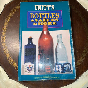 Unitt’s Bottles & Values & More guide book Blue Gold One Size